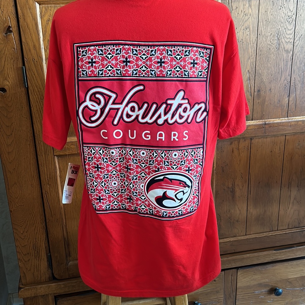NWT⭐️UNIVERSITY of HOUSTON Cougars TEE Womens SMALL❤️Red V-Neck Cute Back Design
